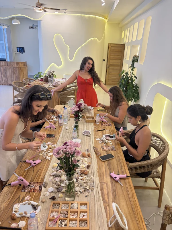 Guests creating shell mirrors at the Eres mucho más event in Canggu